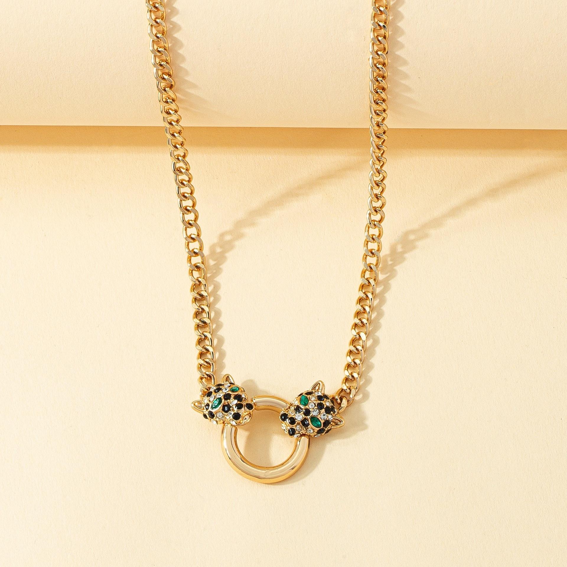 A domineering golden yellow metal rhinestone leopard head pendant necklace suitable for ladies and girls party vacation
A domineering golden yellow metal rhinestone leopard head pendant necklace suitable for ladies and girls party vacation