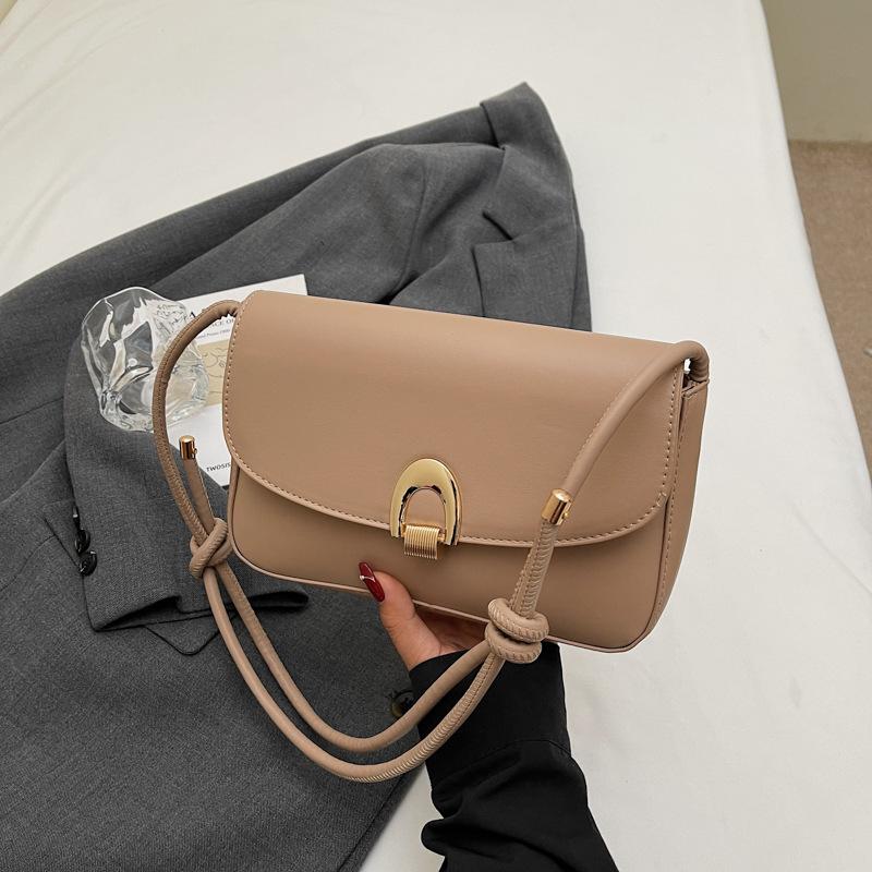 Асимметричная сумка на одно плечо 2025 новая весенняя простая женская персонализированная сумочка в иностранном стиле модная однотонная в иностранном стиле маленькая квадратная сумка хаки
Асимметричная сумка на одно плечо 2025 новая весенняя простая женская персонализированная сумочка в иностранном стиле модная однотонная в иностранном стиле маленькая квадратная сумка хаки