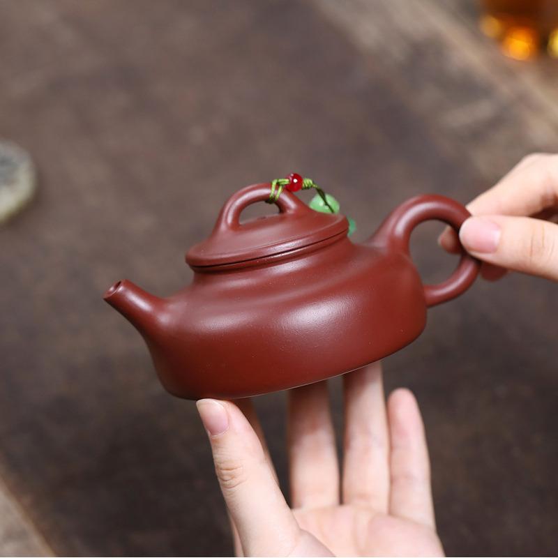 160ml Authentic Yixing Purple Clay Teapots Handmade Hidden Scoop Pot Raw Ore Dahongpao Mud Tea Brewing Kettle Zisha Tea Set Gift
160ml Authentic Yixing Purple Clay Teapots Handmade Hidden Scoop Pot Raw Ore Dahongpao Mud Tea Brewing Kettle Zisha Tea Set Gift