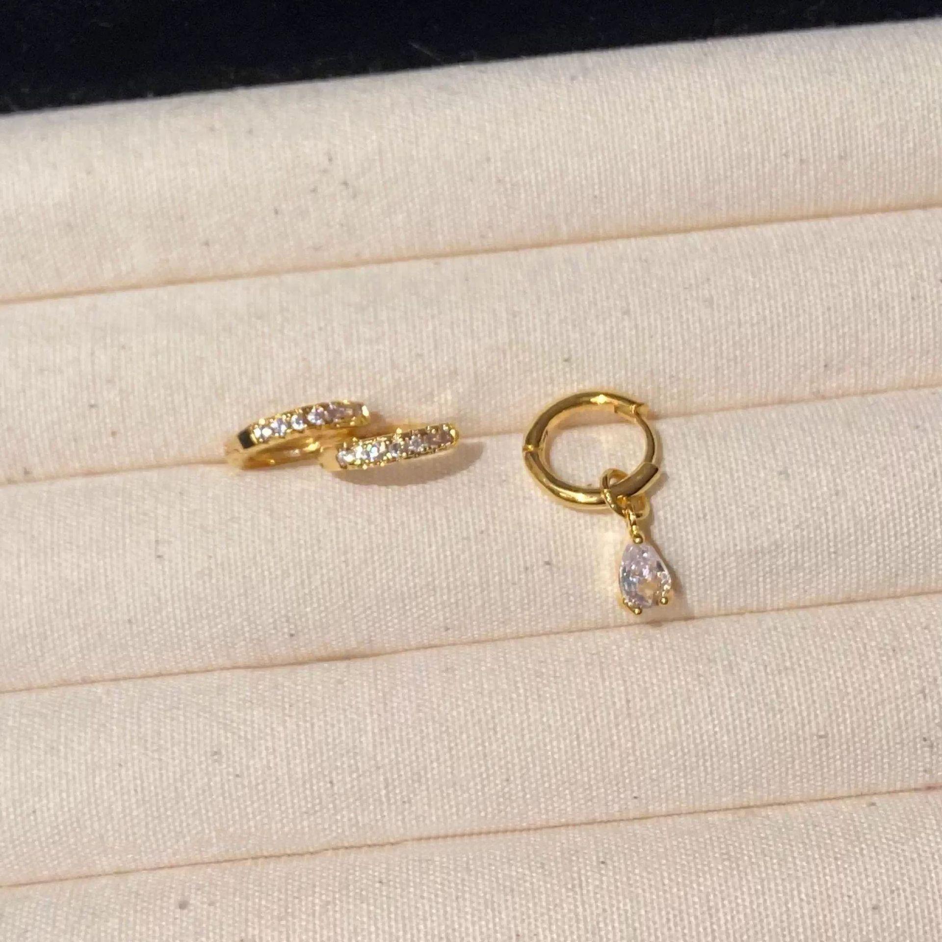 Retro Micro-set Asymmetric Earrings Teardrop Zirconia Two-wear Small Exquisite Design Personalized 100% Match Daily Jewelry
Retro Micro-set Asymmetric Earrings Teardrop Zirconia Two-wear Small Exquisite Design Personalized 100% Match Daily Jewelry