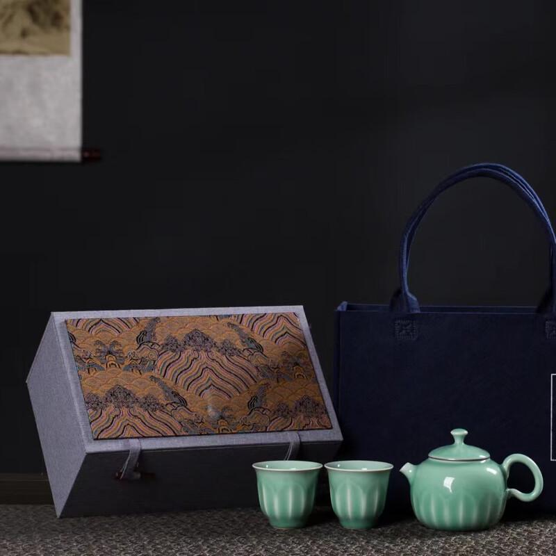 Yi Hu De Green Lotus Clay Tea Set
Yi Hu De Green Lotus Clay Tea Set