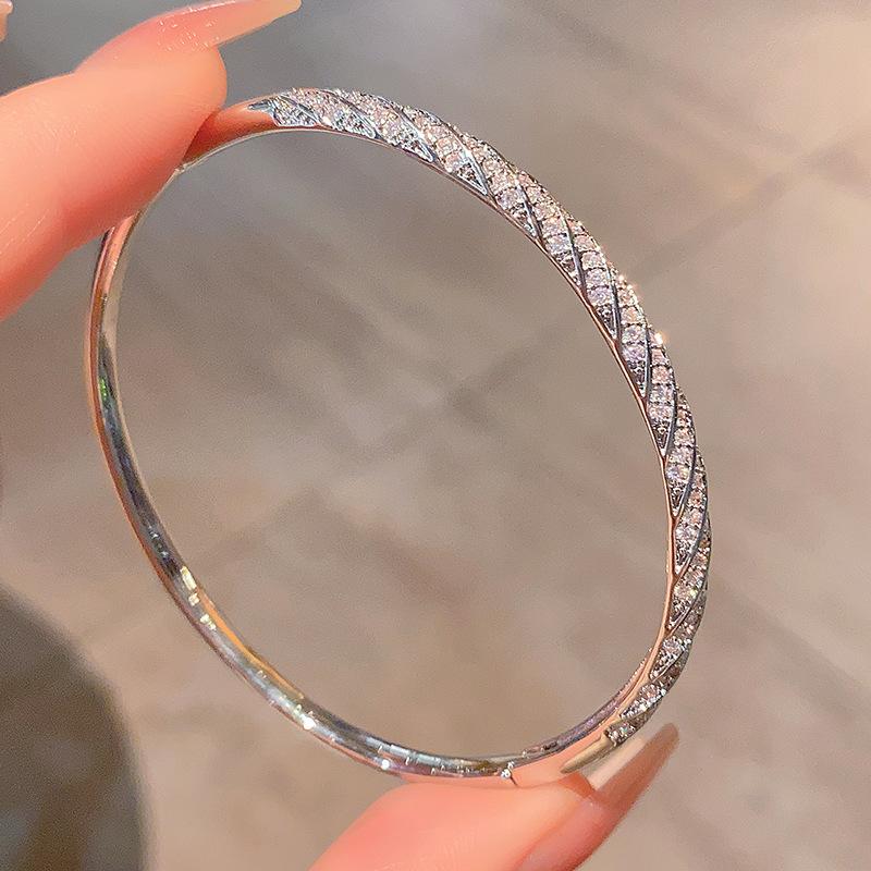 Браслет Jinling Grid с полными бриллиантами, гладкий браслет с волной-крестом, роскошный браслет «Звездное небо» 17CM
Браслет Jinling Grid с полными бриллиантами, гладкий браслет с волной-крестом, роскошный браслет «Звездное небо» 17CM