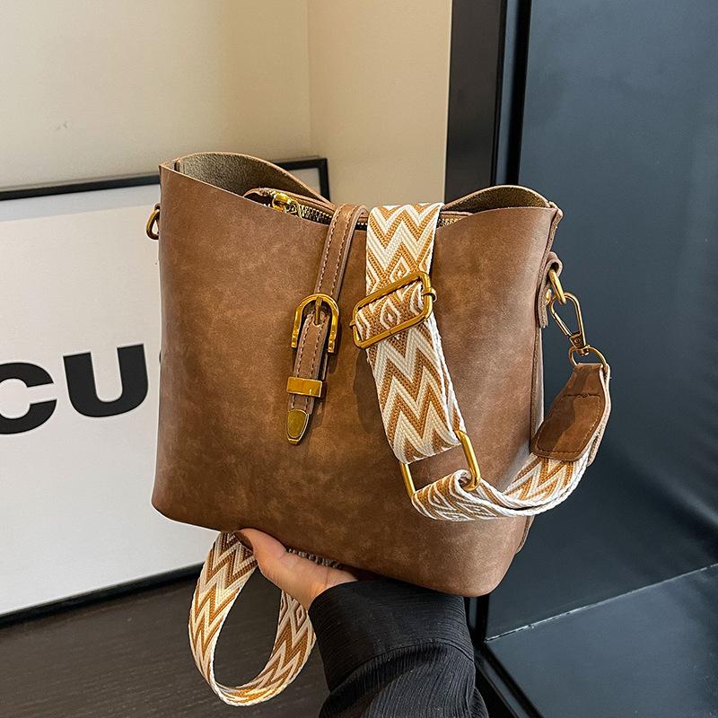 Популярная сумка-ведро женская новая осенне-зимняя универсальная ретро широкополосная на плечо сумка-мессенджер No specification
Популярная сумка-ведро женская новая осенне-зимняя универсальная ретро широкополосная на плечо сумка-мессенджер No specification