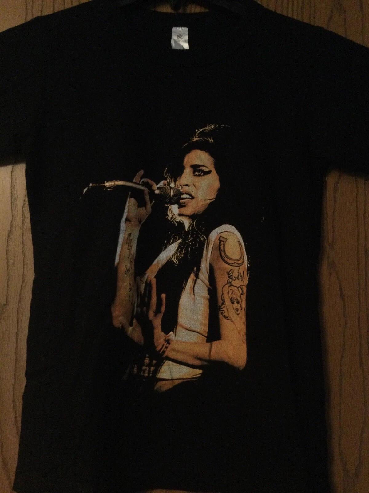 Amy Winehouse - In Performance - Black Shirt - Ladies - S - B&C Collection 4XL
Amy Winehouse - In Performance - Black Shirt - Ladies - S - B&C Collection 4XL