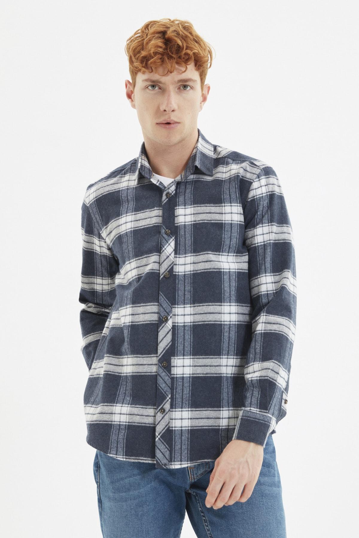 Темно-синяя мужская рубашка в клетку с воротником на пуговицах Slim Fit TMNAW21GO0611..
Темно-синяя мужская рубашка в клетку с воротником на пуговицах Slim Fit TMNAW21GO0611..