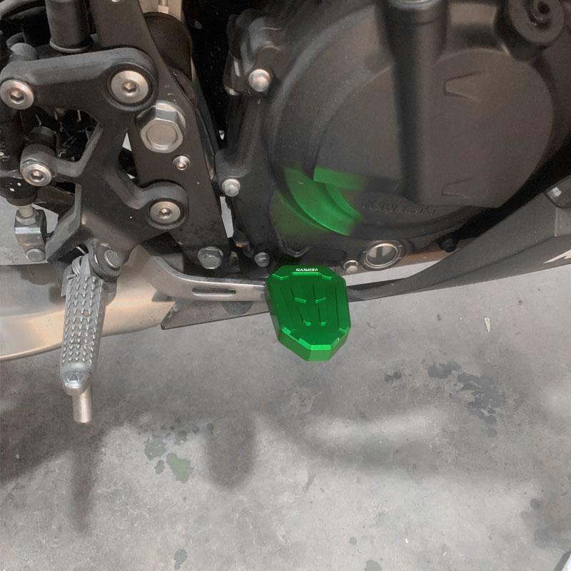 Для Kawasaki VERSYS1000 VERSYS 650 300 1000 ER6N ER6F накладка на заднюю педаль тормоза увеличенный удлинитель задней педали тормоза
Для Kawasaki VERSYS1000 VERSYS 650 300 1000 ER6N ER6F накладка на заднюю педаль тормоза увеличенный удлинитель задней педали тормоза