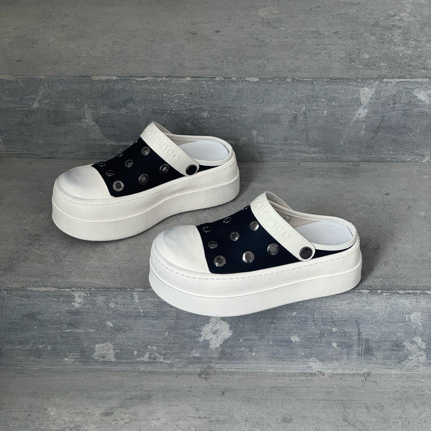 Spring and summer new Mickey head one pedal hole shoes men and women thick soles increase height old dirty shoes women 40 чорний
Spring and summer new Mickey head one pedal hole shoes men and women thick soles increase height old dirty shoes women 40 чорний