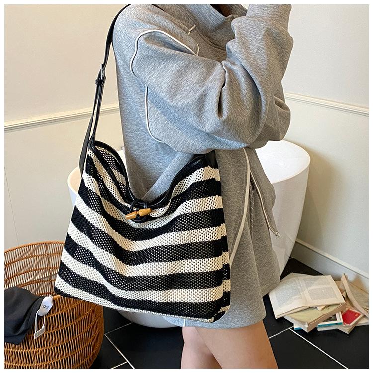 2025 new niche shoulder bag high-end fashion striped portable messenger versatile tote bag червоний
2025 new niche shoulder bag high-end fashion striped portable messenger versatile tote bag червоний