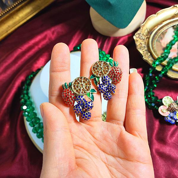 Vintage Antique Green Double Layer Crystal Fruit Set with Diamond Inlay Heavyweight Necklace Silver Ear Pin Ear Ring Set for Wom
Vintage Antique Green Double Layer Crystal Fruit Set with Diamond Inlay Heavyweight Necklace Silver Ear Pin Ear Ring Set for Wom