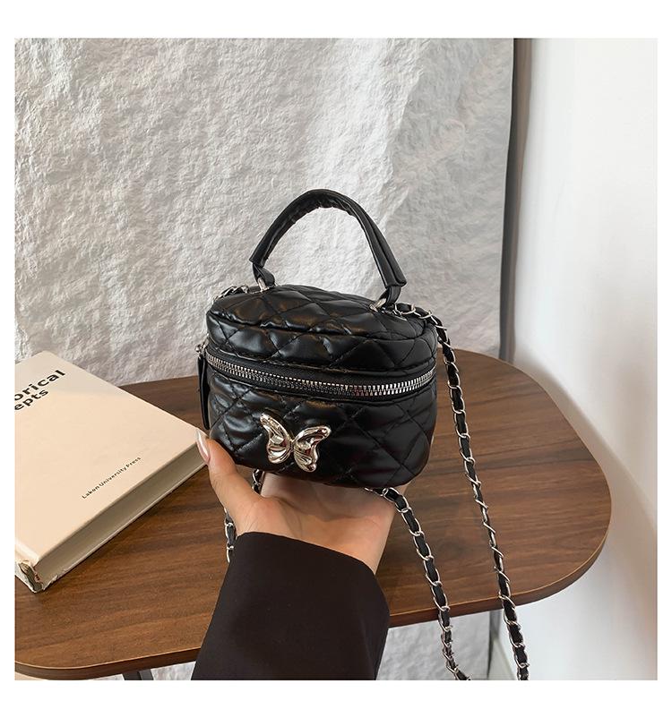 Трендовая женская сумка кроссбоди высокого класса 2024 года с деталью в виде бриллиантовой бабочки чёрный
Трендовая женская сумка кроссбоди высокого класса 2024 года с деталью в виде бриллиантовой бабочки чёрный