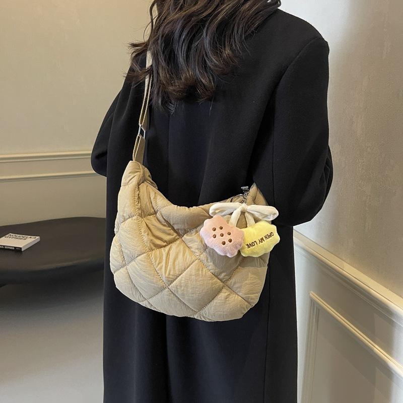 New autumn and winter cotton clothes, bags, rhombus casual versatile messenger bags, commuter single shoulder fashion crescent moon dumpling bags 35*9*21
New autumn and winter cotton clothes, bags, rhombus casual versatile messenger bags, commuter single shoulder fashion crescent moon dumpling bags 35*9*21