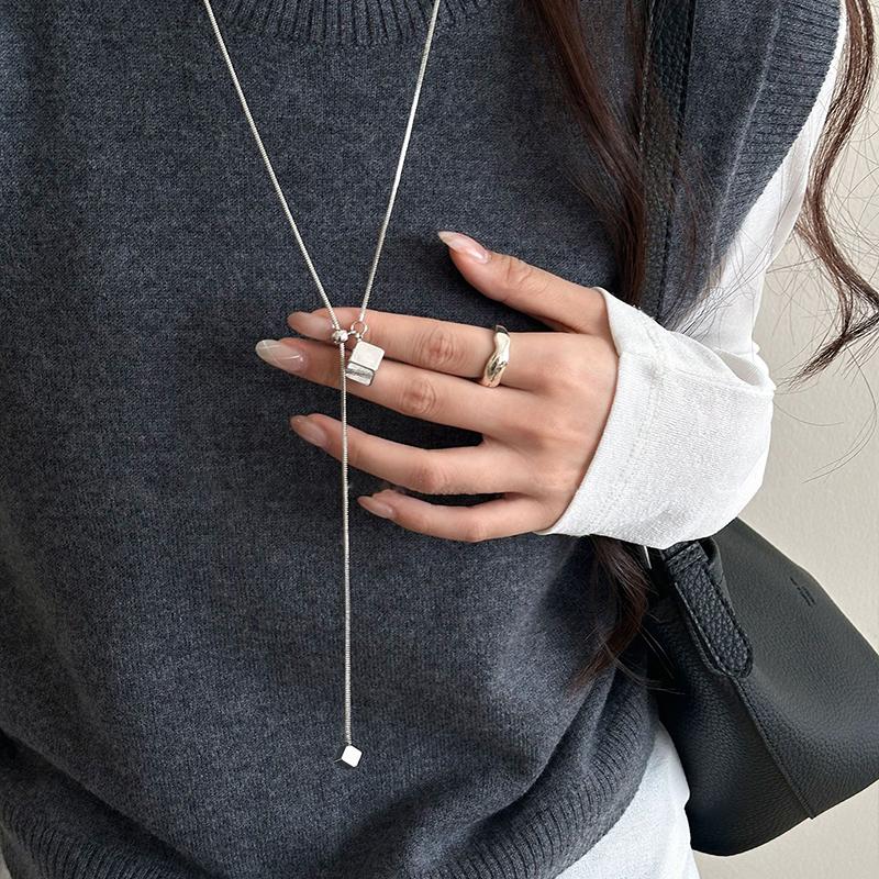 Korean Silver Color Square Sugar Pulling Pendant Necklace for Women Simple Metal Cube Drop Y-Shaped Sweater Chain Daily Jewelry
Korean Silver Color Square Sugar Pulling Pendant Necklace for Women Simple Metal Cube Drop Y-Shaped Sweater Chain Daily Jewelry