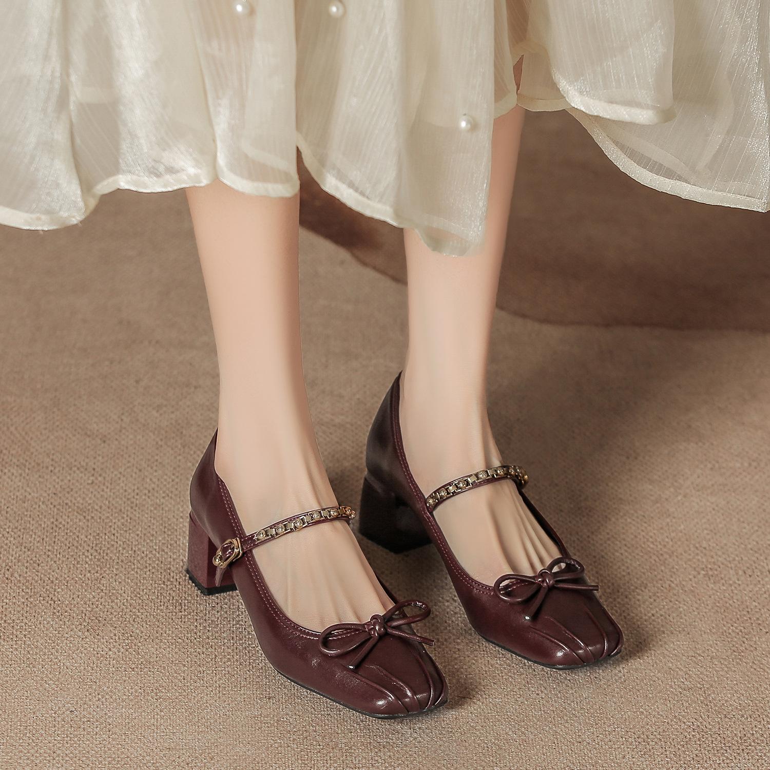 Spring temperament single shoes women s bow high heels high sense thick heel square head word with Mary Jane retro 40
Spring temperament single shoes women s bow high heels high sense thick heel square head word with Mary Jane retro 40