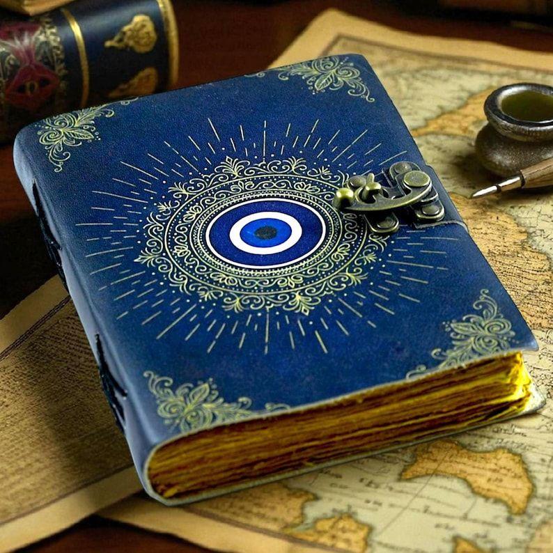 Шкіряний щоденник ручної роботи «Злий очей»: Синьо-Золота Книга Тіней 7 x 5 inch
Шкіряний щоденник ручної роботи «Злий очей»: Синьо-Золота Книга Тіней 7 x 5 inch