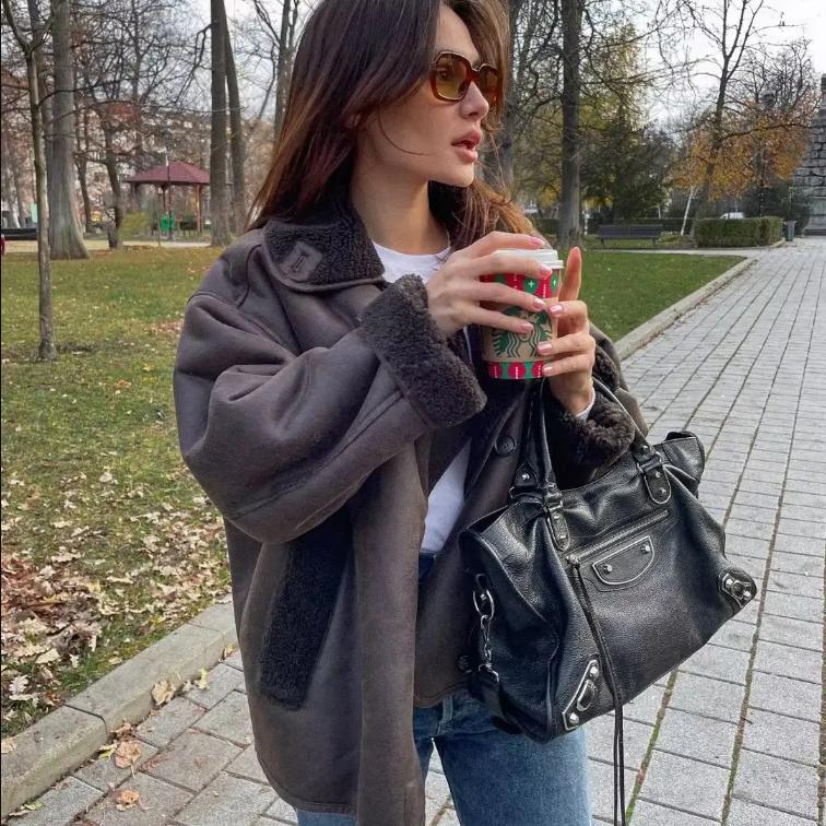 Winter Faux Fur Thick Lapel Coat For Women Long Sleeve Jacket Female Warm PU Overcoat Ladies With Pockets Streetwear
Winter Faux Fur Thick Lapel Coat For Women Long Sleeve Jacket Female Warm PU Overcoat Ladies With Pockets Streetwear