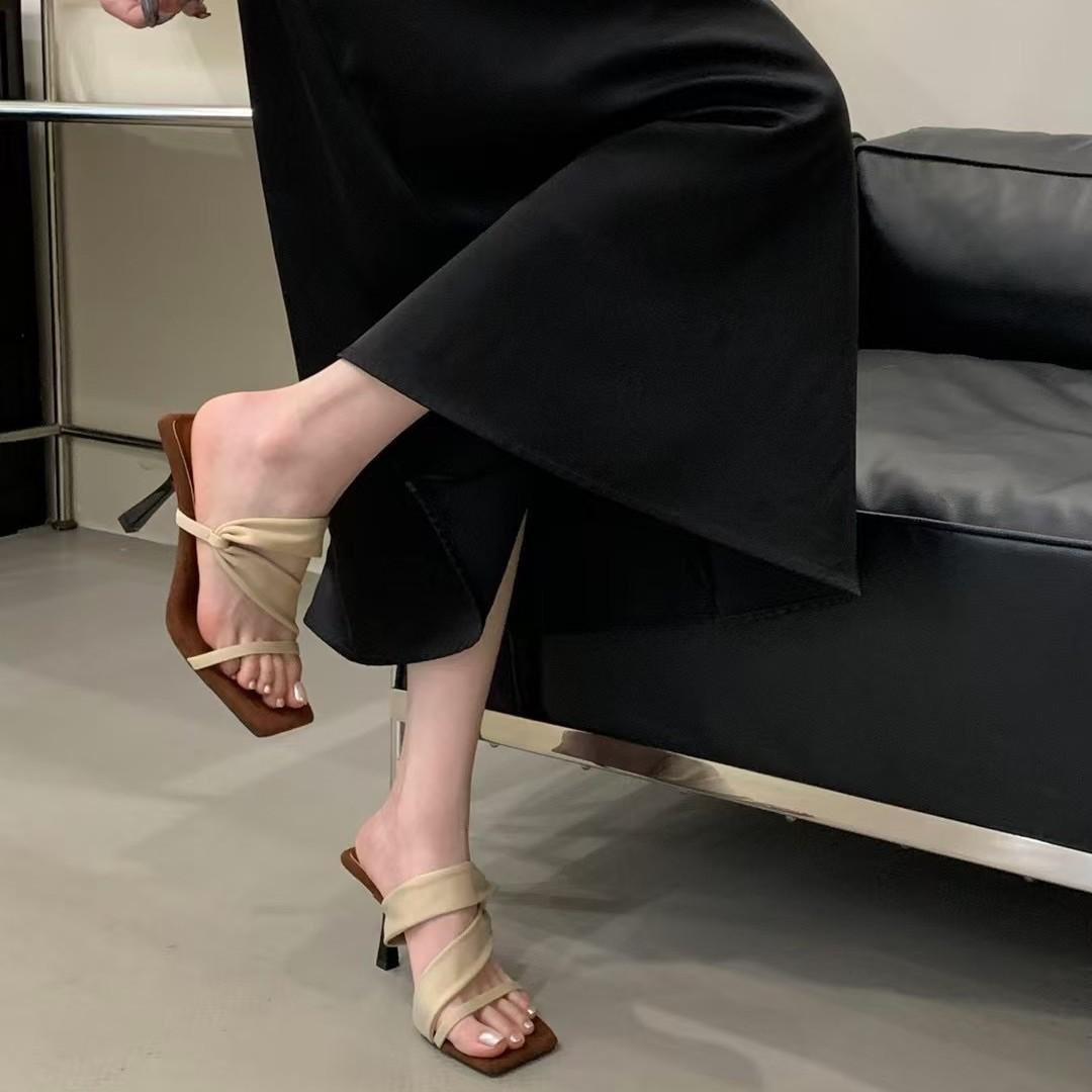 Красивые женские туфли на высоком каблуке, сексуальное слово, с сандалиями, темпераментные, ретро, увеличивающие рост, крутые шлепанцы 39 красный
Красивые женские туфли на высоком каблуке, сексуальное слово, с сандалиями, темпераментные, ретро, увеличивающие рост, крутые шлепанцы 39 красный