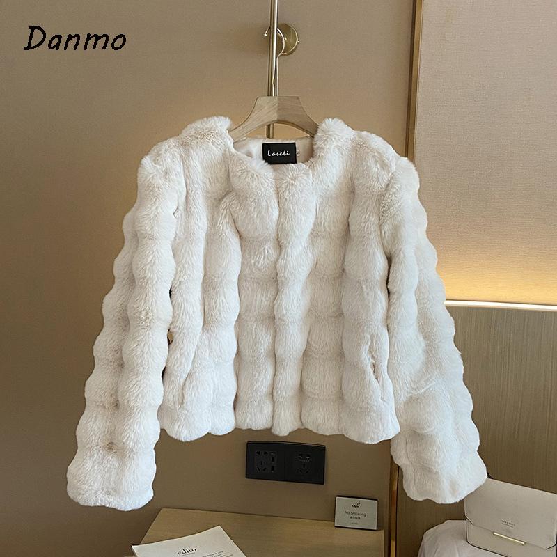 Шуба Danmo для женщин осень и зима короткая искусственный мех плюшевый без воротника короткий топ теплый и модный XS белый
Шуба Danmo для женщин осень и зима короткая искусственный мех плюшевый без воротника короткий топ теплый и модный XS белый
