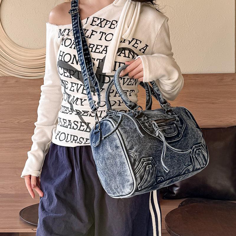 Cross-border locomotive bag retro washed denim cloth splicing portable large-capacity travel shoulder messenger bag чорний
Cross-border locomotive bag retro washed denim cloth splicing portable large-capacity travel shoulder messenger bag чорний