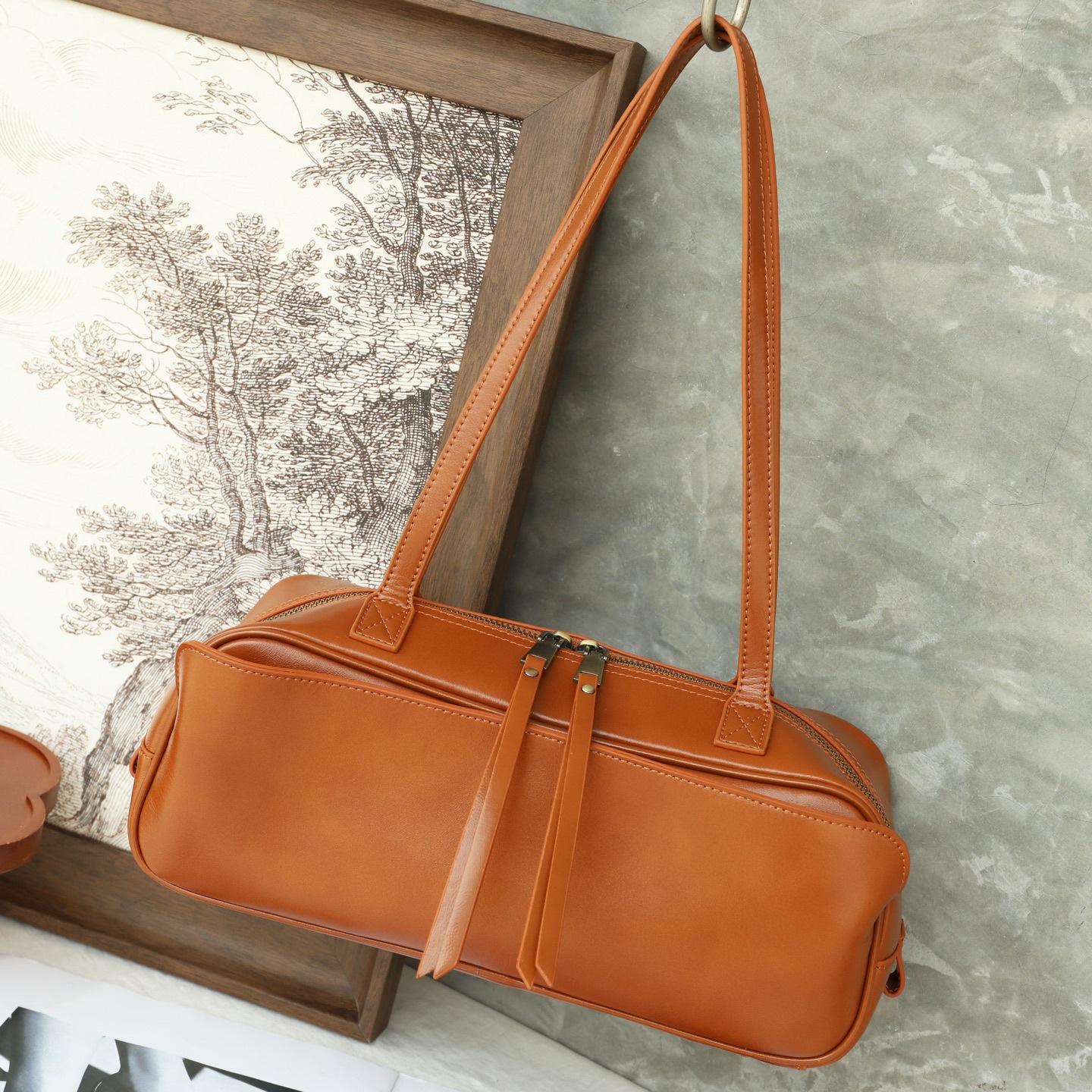Vegetable Tanned Cowhide Bowling Bag Minimalist Boston Cowhide Bag Portable Shoulder Large Capacity Women S Bag Tide 33*12*14CM
Vegetable Tanned Cowhide Bowling Bag Minimalist Boston Cowhide Bag Portable Shoulder Large Capacity Women S Bag Tide 33*12*14CM