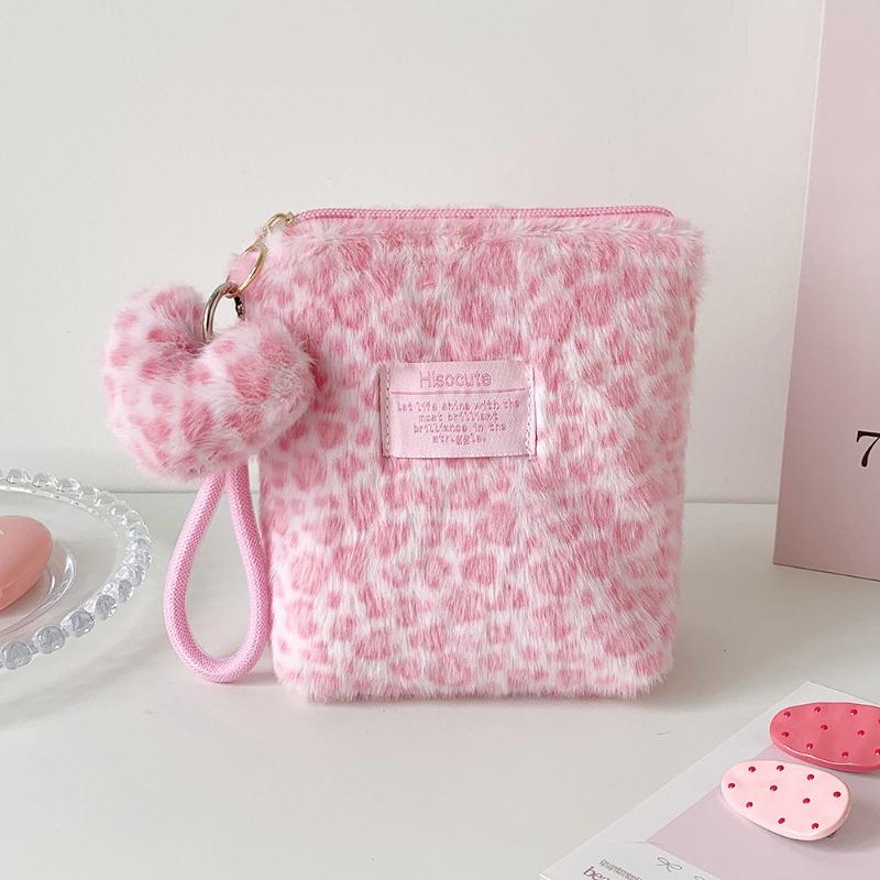 Winter Vintage Hand-held Plush Leopard-print Makeup Bag for Girls, Portable Skincare Storage Bag for Students, Small-sized Toiletry Bag for Students розовый
Winter Vintage Hand-held Plush Leopard-print Makeup Bag for Girls, Portable Skincare Storage Bag for Students, Small-sized Toiletry Bag for Students розовый