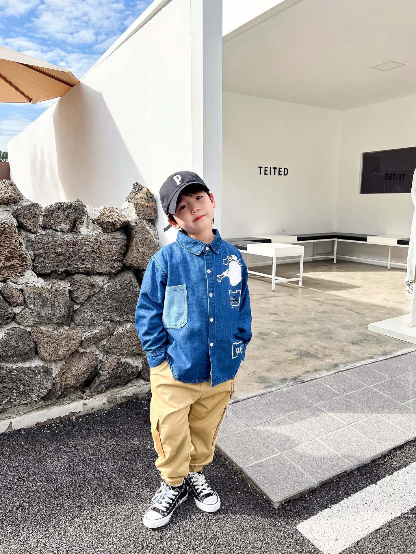 Stylish and Versatile Kids Denim Jacket 100 синій
Stylish and Versatile Kids Denim Jacket 100 синій