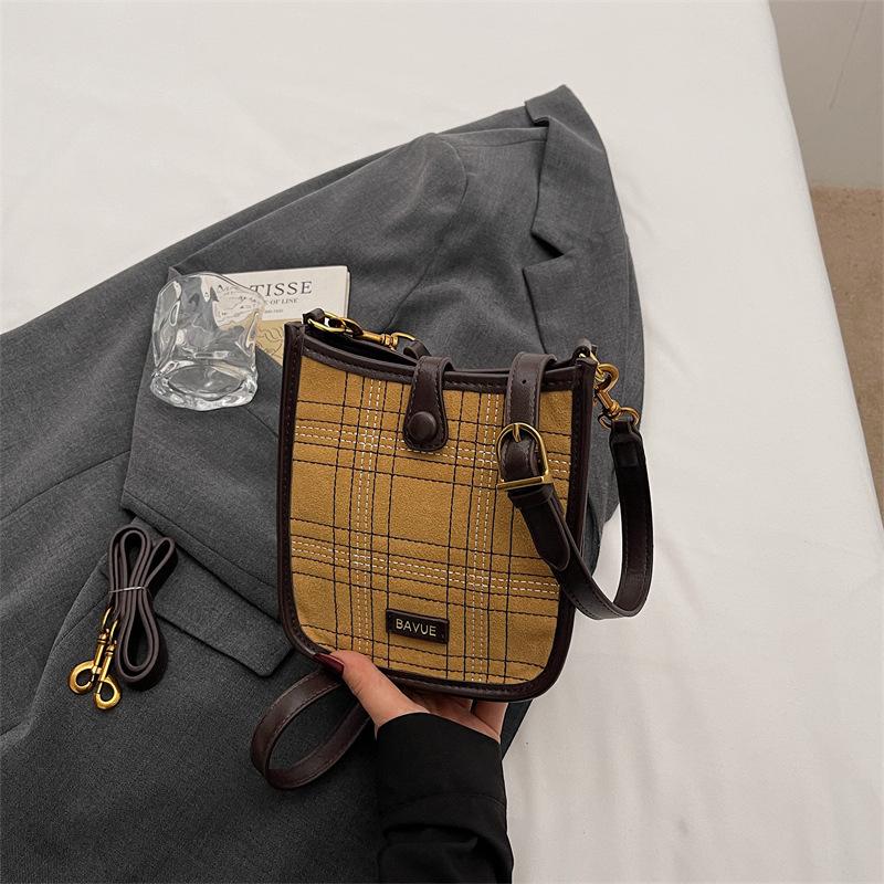 New Korean Stylish Shoulder Bag Large Checkered Retro Simple Crossbody Bag for Women Fashiable and Versatile Commuting Bag
New Korean Stylish Shoulder Bag Large Checkered Retro Simple Crossbody Bag for Women Fashiable and Versatile Commuting Bag