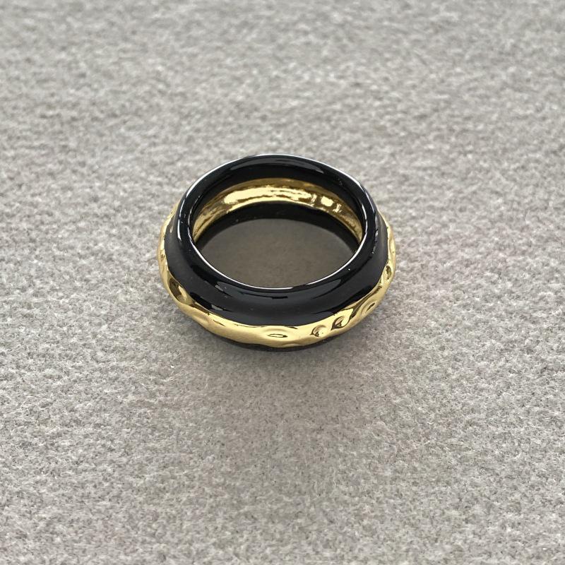 Мао Сяотун Кольцо из эмали французского дизайна и браслет Aurelie Bidermann с широким браслетом черно-белого цвета
Мао Сяотун Кольцо из эмали французского дизайна и браслет Aurelie Bidermann с широким браслетом черно-белого цвета