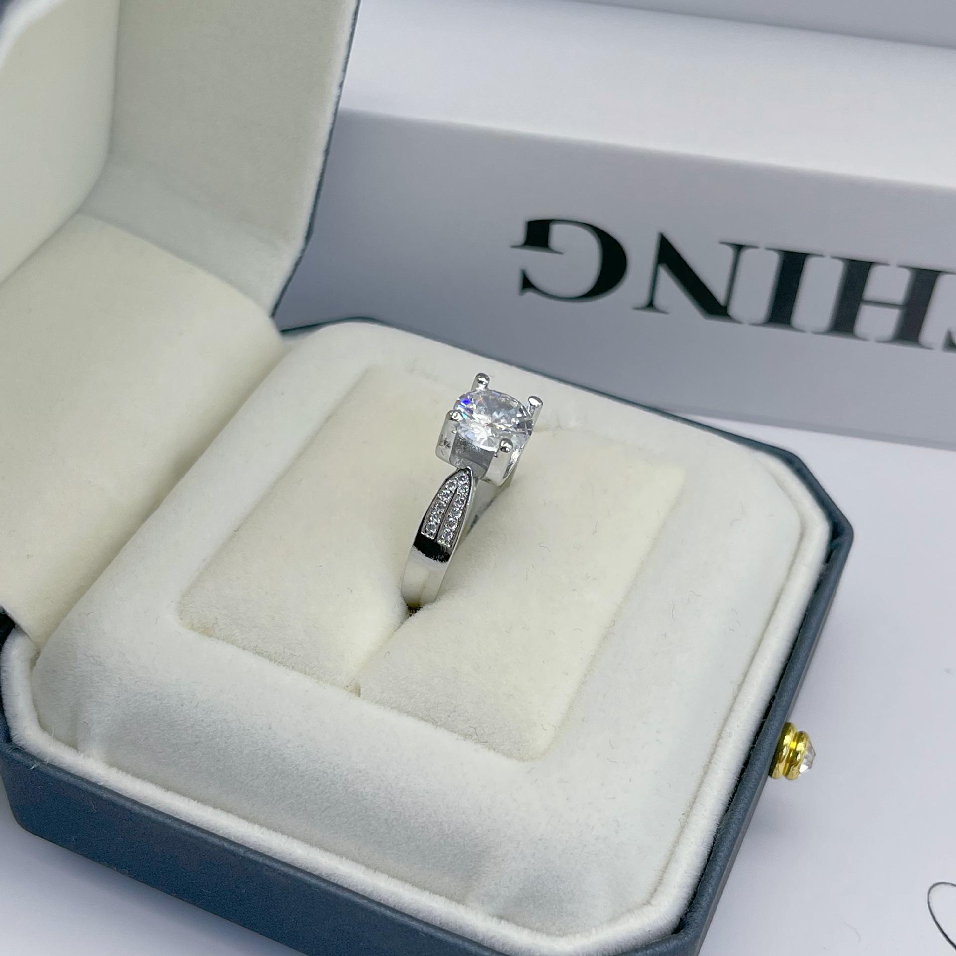 Европейская и американская мода Кольцо с головой быка, инкрустированное цирконом, для женщин - Элегантное, универсальное украшение для предложения. Size 8 платиновый
Европейская и американская мода Кольцо с головой быка, инкрустированное цирконом, для женщин - Элегантное, универсальное украшение для предложения. Size 8 платиновый