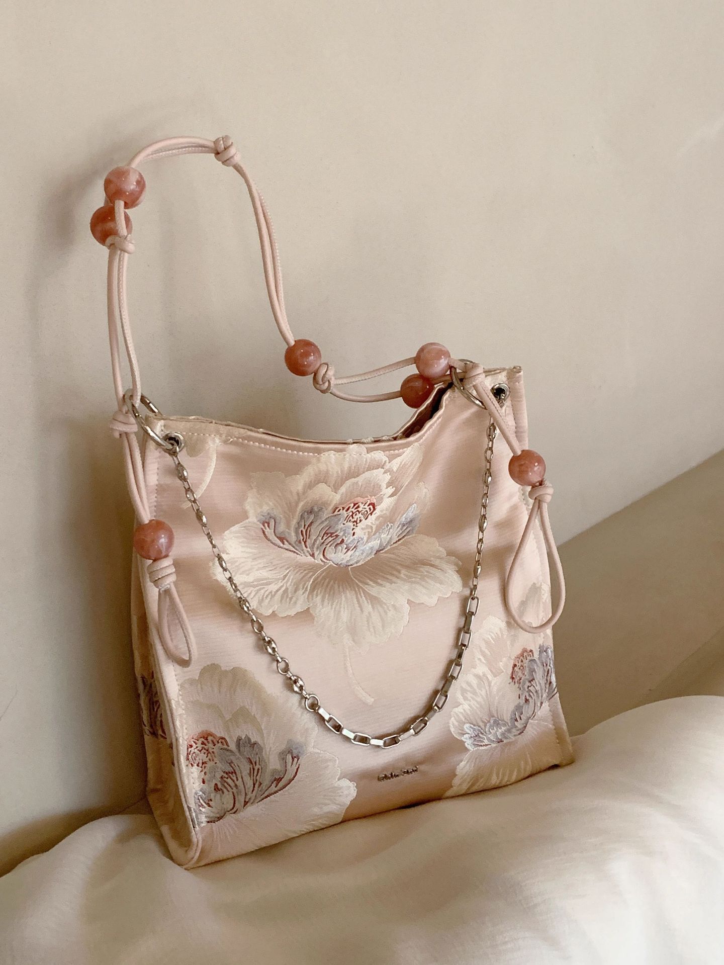 Нова китайська чорно-золота жіноча сумка-тоут у формі метелика, нова містка повсякденна сумка через плече 2024 року рожевий
Нова китайська чорно-золота жіноча сумка-тоут у формі метелика, нова містка повсякденна сумка через плече 2024 року рожевий