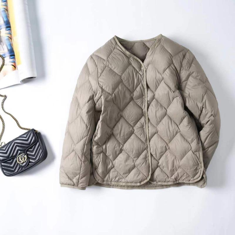 Короткий легкий женский пуховик ромбовидный без воротника осенне-зимний на утином пуху повседневная куртка L
Короткий легкий женский пуховик ромбовидный без воротника осенне-зимний на утином пуху повседневная куртка L