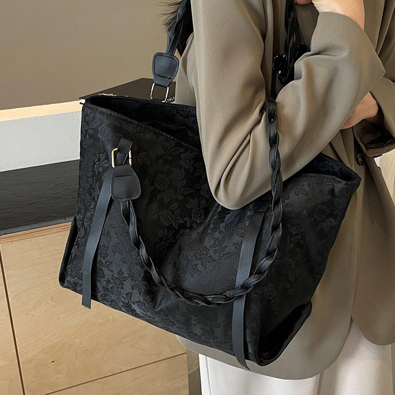 Большая вместительная сумка-тоут, высококачественная сумка для поездок на работу и отдыха, новая китайская сумка через плечо Niche чёрный
Большая вместительная сумка-тоут, высококачественная сумка для поездок на работу и отдыха, новая китайская сумка через плечо Niche чёрный