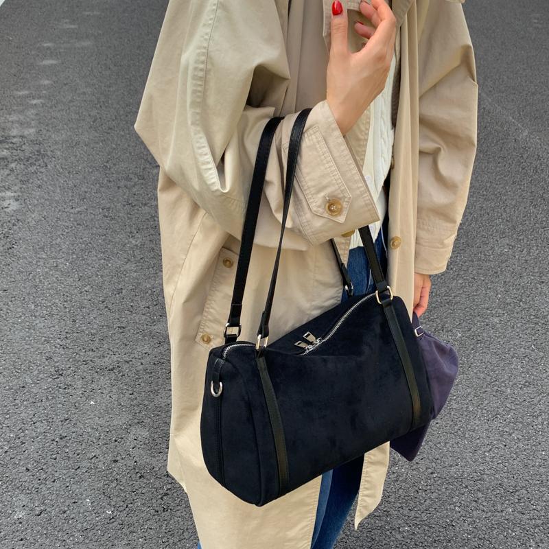 Suede Leather Versatile Shoulder Bag Large Capacity Retro Underarm Bag Vintage Tote Bag Travel Shopping Date Bag
Suede Leather Versatile Shoulder Bag Large Capacity Retro Underarm Bag Vintage Tote Bag Travel Shopping Date Bag