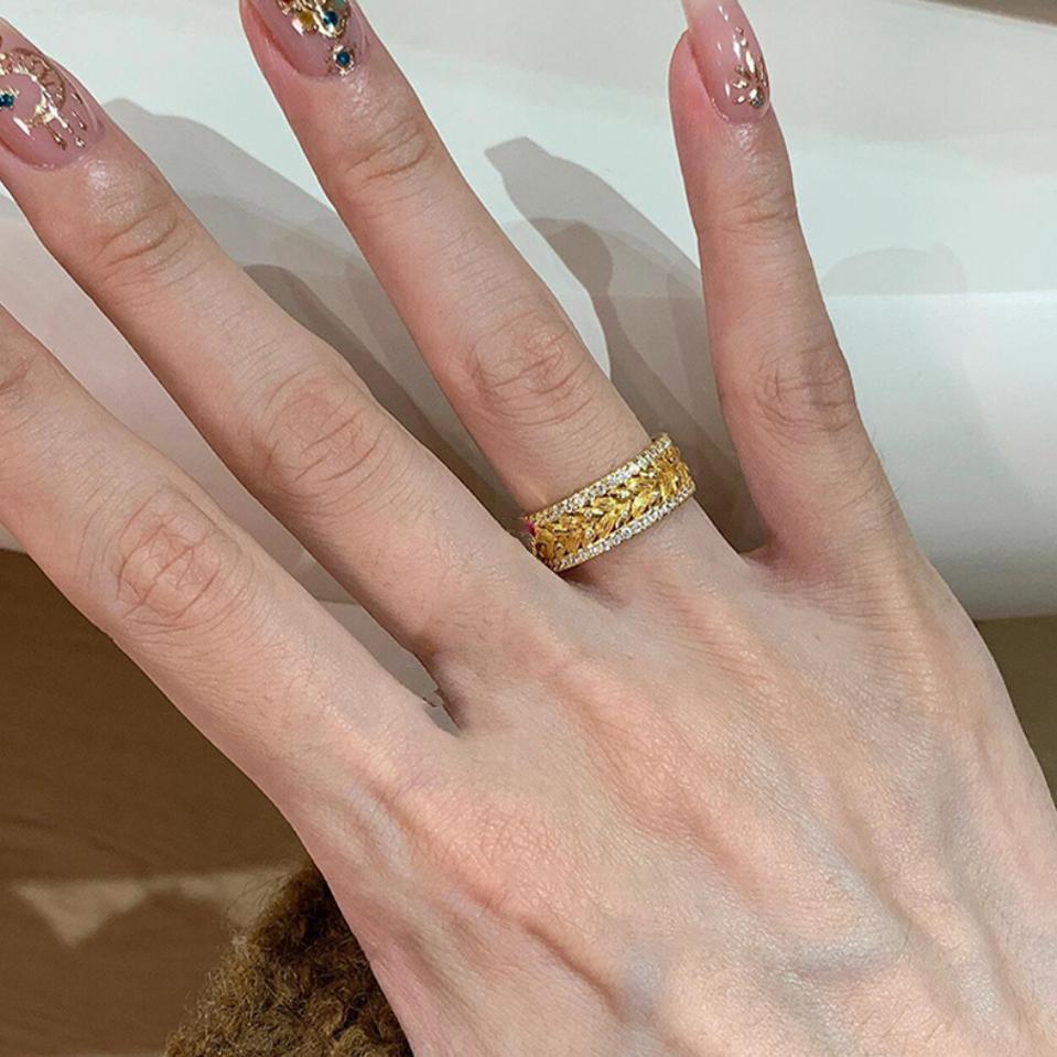 Средневековые серьги с бриллиантами и жемчугом и кольцо Peace Love Crown с усовершенствованным матовым дизайном
Средневековые серьги с бриллиантами и жемчугом и кольцо Peace Love Crown с усовершенствованным матовым дизайном