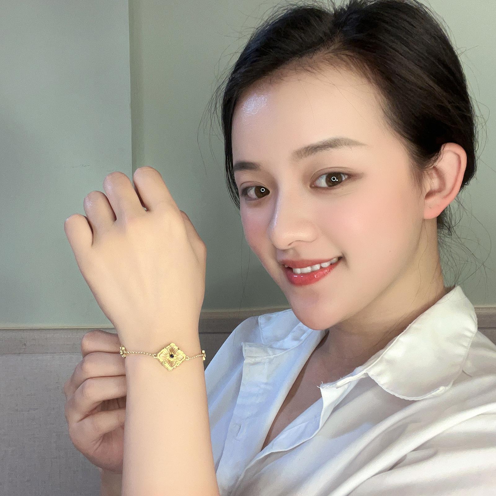 Haute couture light luxury rhombus zircon fritillary bracelet light luxury temperament celebrity star jewelry hair
Haute couture light luxury rhombus zircon fritillary bracelet light luxury temperament celebrity star jewelry hair