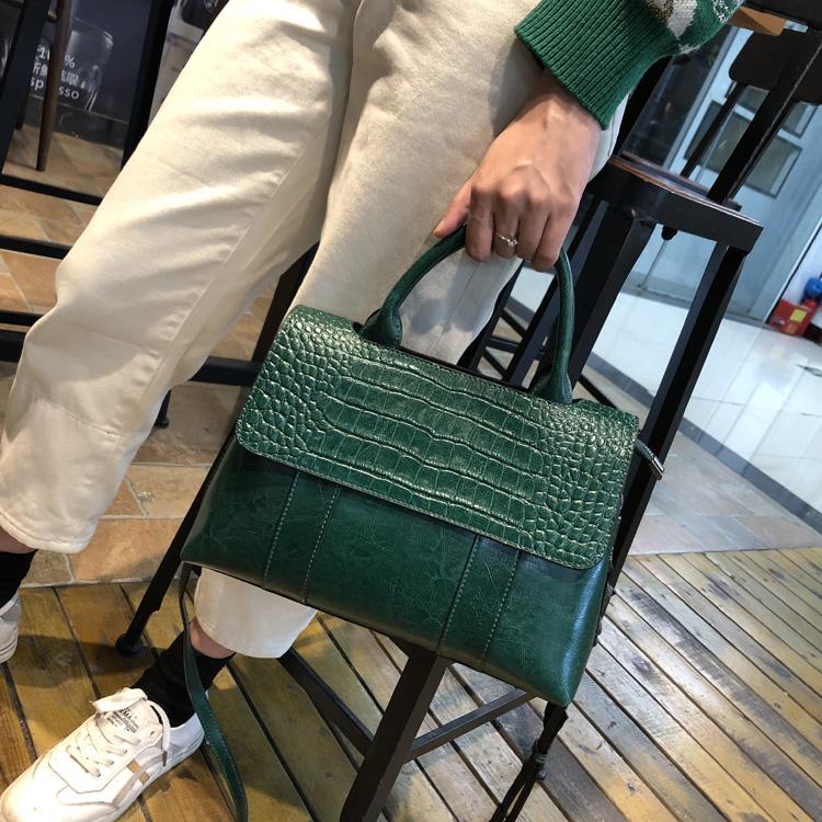 Ladies luxury leather handbag large capacity can be slung over suitable for commuting to work traveling and shopping Fashiable 31x11x21cm зелёный
Ladies luxury leather handbag large capacity can be slung over suitable for commuting to work traveling and shopping Fashiable 31x11x21cm зелёный