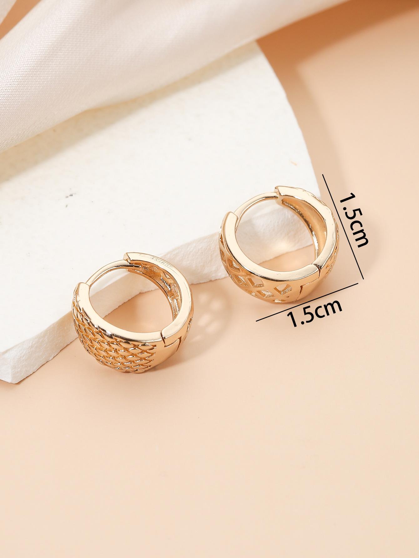Plaid earrings fashionable retro hollow earrings 925 silver needle electroplating color retention earrings wholesale
Plaid earrings fashionable retro hollow earrings 925 silver needle electroplating color retention earrings wholesale