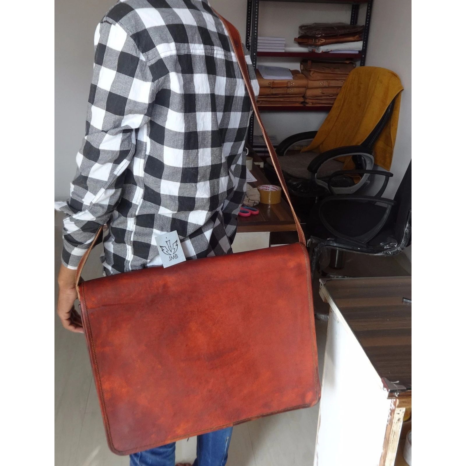 Мужской винтажный кожаный портфель-мессенджер, сумка-сатчел через плечо для ноутбука 18 x 14 x 6 in
Мужской винтажный кожаный портфель-мессенджер, сумка-сатчел через плечо для ноутбука 18 x 14 x 6 in