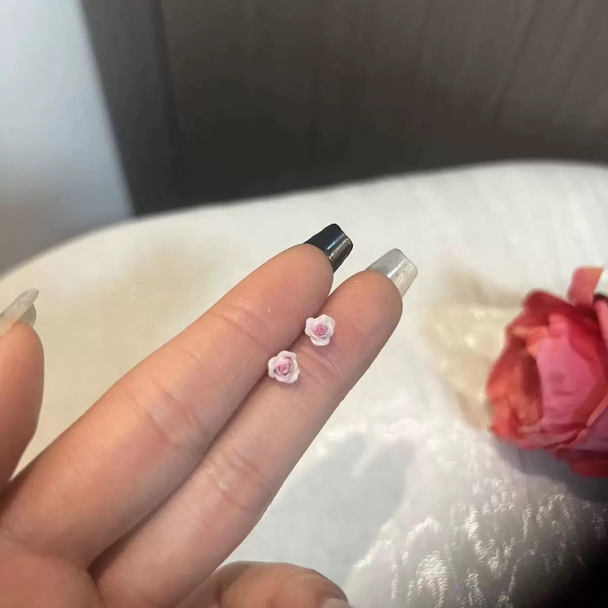 New simple, small and exquisite pink flower stud earrings for women, ear holes, earrings temperament, light luxury and high-end ears
New simple, small and exquisite pink flower stud earrings for women, ear holes, earrings temperament, light luxury and high-end ears