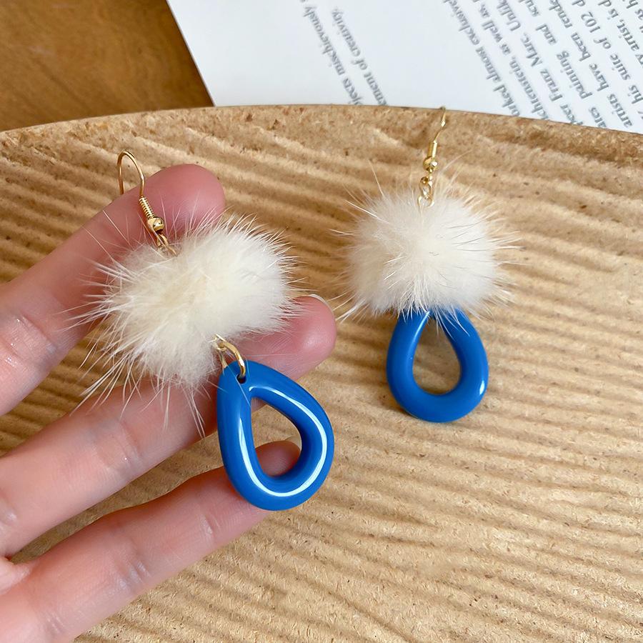 Resin hairball water drop pendant ear hook autumn and winter temperament versatile earrings earrings design sense niche
Resin hairball water drop pendant ear hook autumn and winter temperament versatile earrings earrings design sense niche