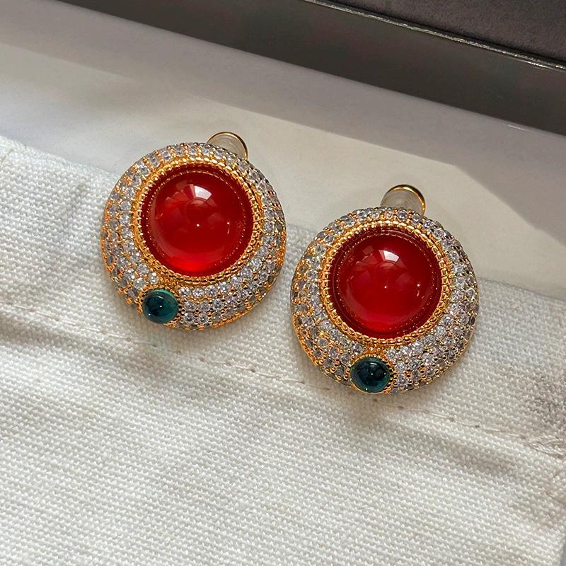New red retro earrings women s winter light luxury high-end Hong Kong style temperament medieval stud earrings
New red retro earrings women s winter light luxury high-end Hong Kong style temperament medieval stud earrings