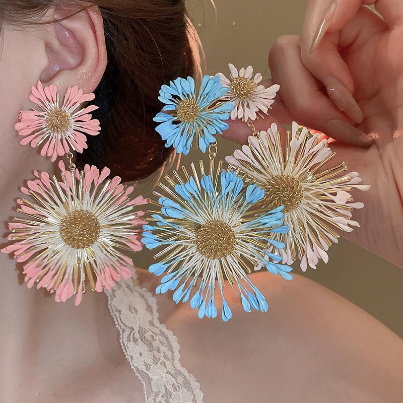 Flower cluster round pendant stud earrings fashionable sweet small fresh earrings personalized seaside vacation style earrings
Flower cluster round pendant stud earrings fashionable sweet small fresh earrings personalized seaside vacation style earrings