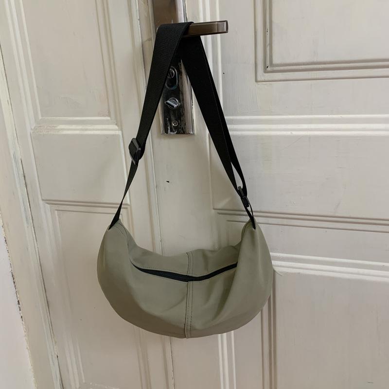 Autumn and winter nylon bag women s casual bag wide shoulder strap single shoulder messenger bag simple and lightweight crescent bag зелений
Autumn and winter nylon bag women s casual bag wide shoulder strap single shoulder messenger bag simple and lightweight crescent bag зелений