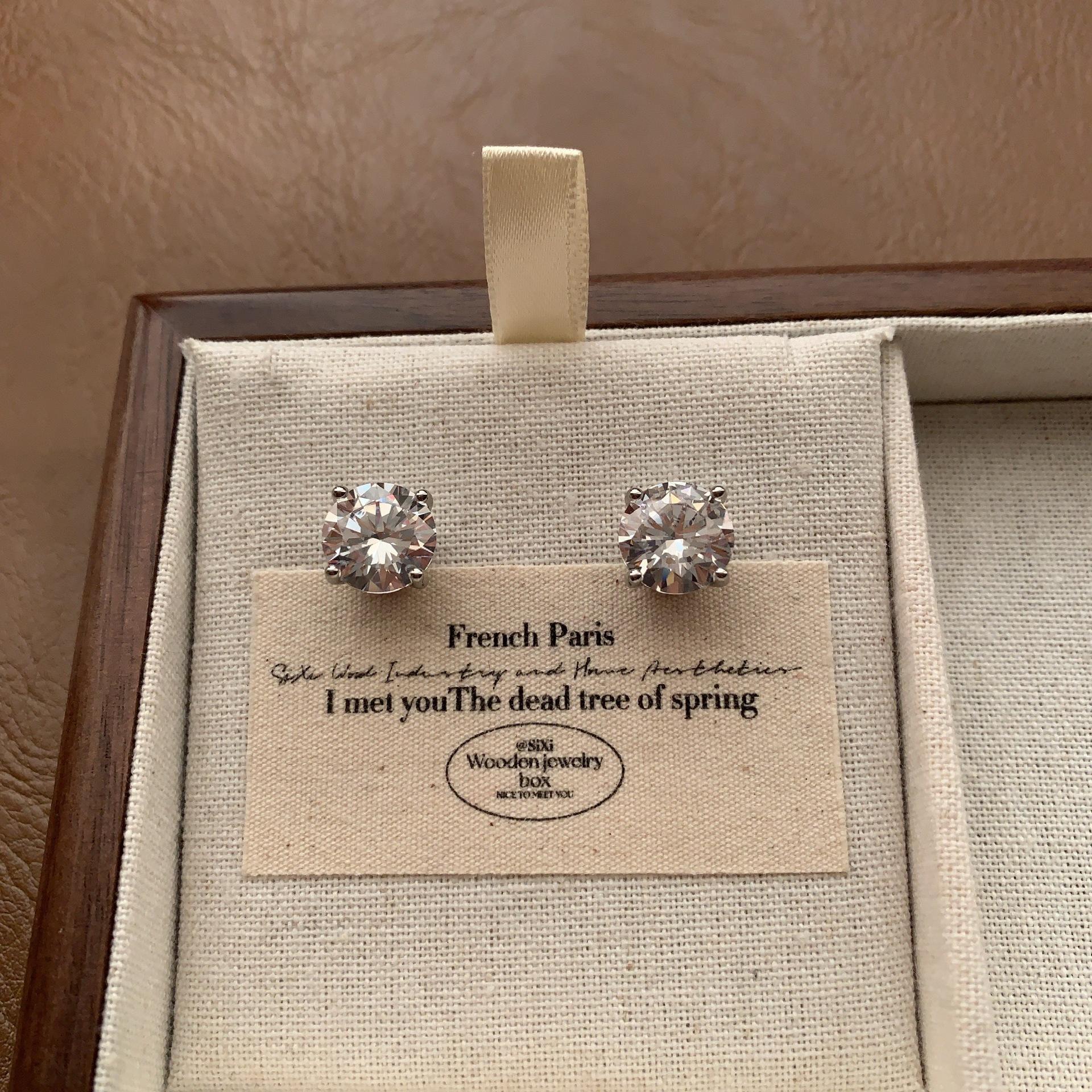 French high-grade zircon stud earrings women s bright colors fashion commuting versatile elegant romantic high-end earrings
French high-grade zircon stud earrings women s bright colors fashion commuting versatile elegant romantic high-end earrings