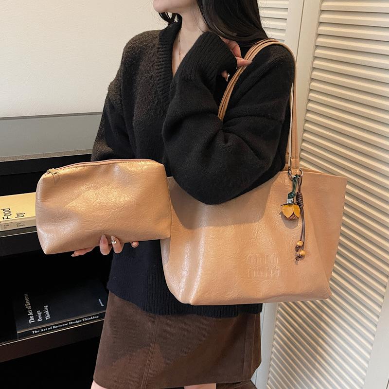 Autumn and winter retro tote bag women s 2025 new large-capacity casual versatile shoulder bag commuter underarm bag no pendant хаки
Autumn and winter retro tote bag women s 2025 new large-capacity casual versatile shoulder bag commuter underarm bag no pendant хаки