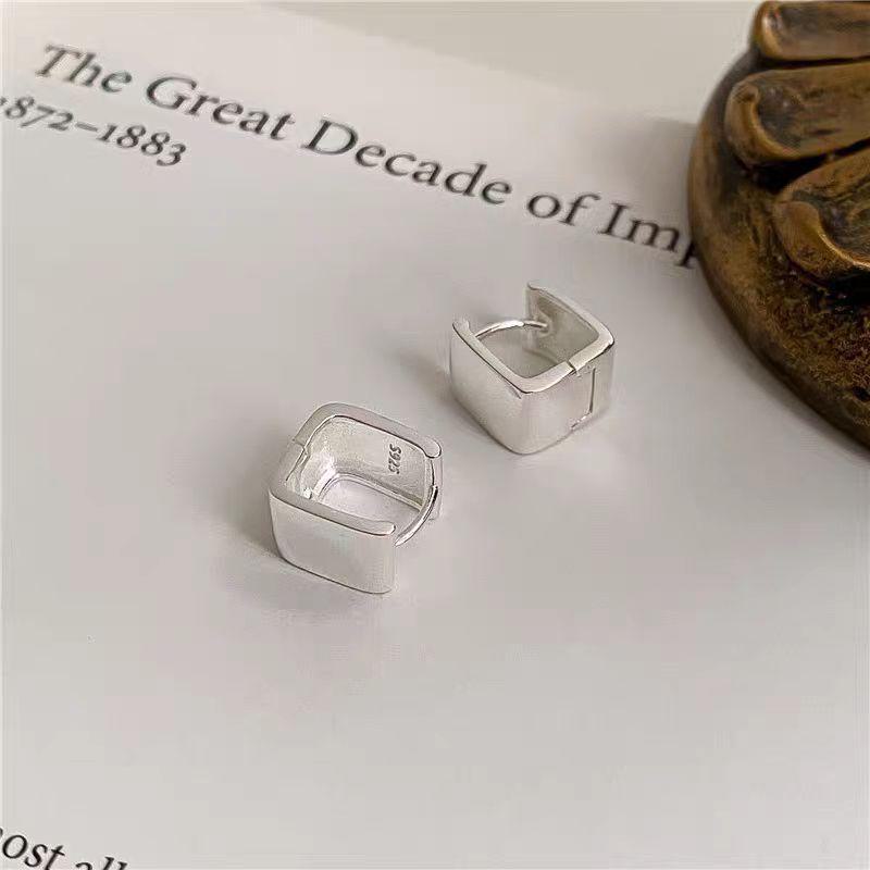 Серьги-клипсы квадратной геометрической формы унисекс - модный стиль 2025 года для мужчин и женщин Square Earrings серебряный
Серьги-клипсы квадратной геометрической формы унисекс - модный стиль 2025 года для мужчин и женщин Square Earrings серебряный