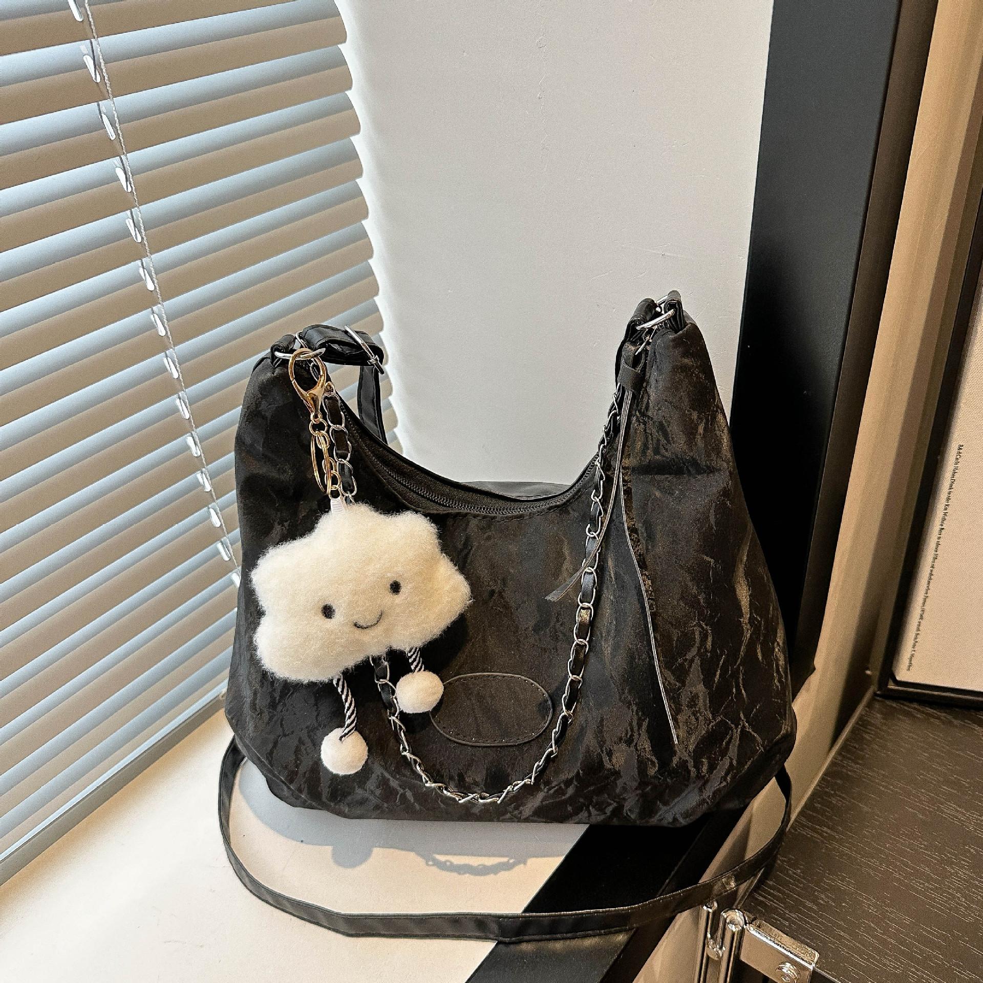 Популярная в этом году сумка-тоут большого объема, летняя новинка 2024 года, простая повседневная сумка через плечо, простая повседневная сумка для поездок на работу Without pendant чёрный