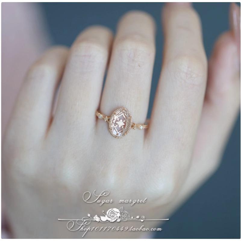 Mirror Spring Poem Exquisite light luxury high imitation natural white crystal luxury rose flowers, female high-end ring opening adjustable
Mirror Spring Poem Exquisite light luxury high imitation natural white crystal luxury rose flowers, female high-end ring opening adjustable