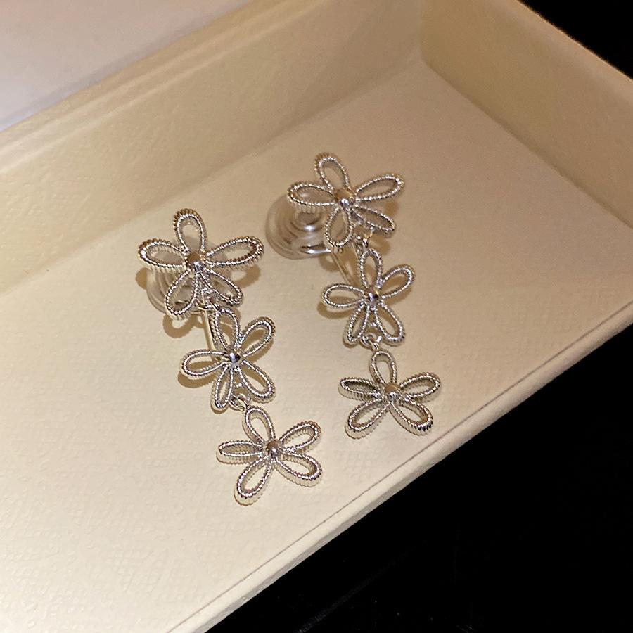 Hollow flower tassel simple ear clips, cold wind fashion exquisite earrings, light luxury high-end earrings
Hollow flower tassel simple ear clips, cold wind fashion exquisite earrings, light luxury high-end earrings