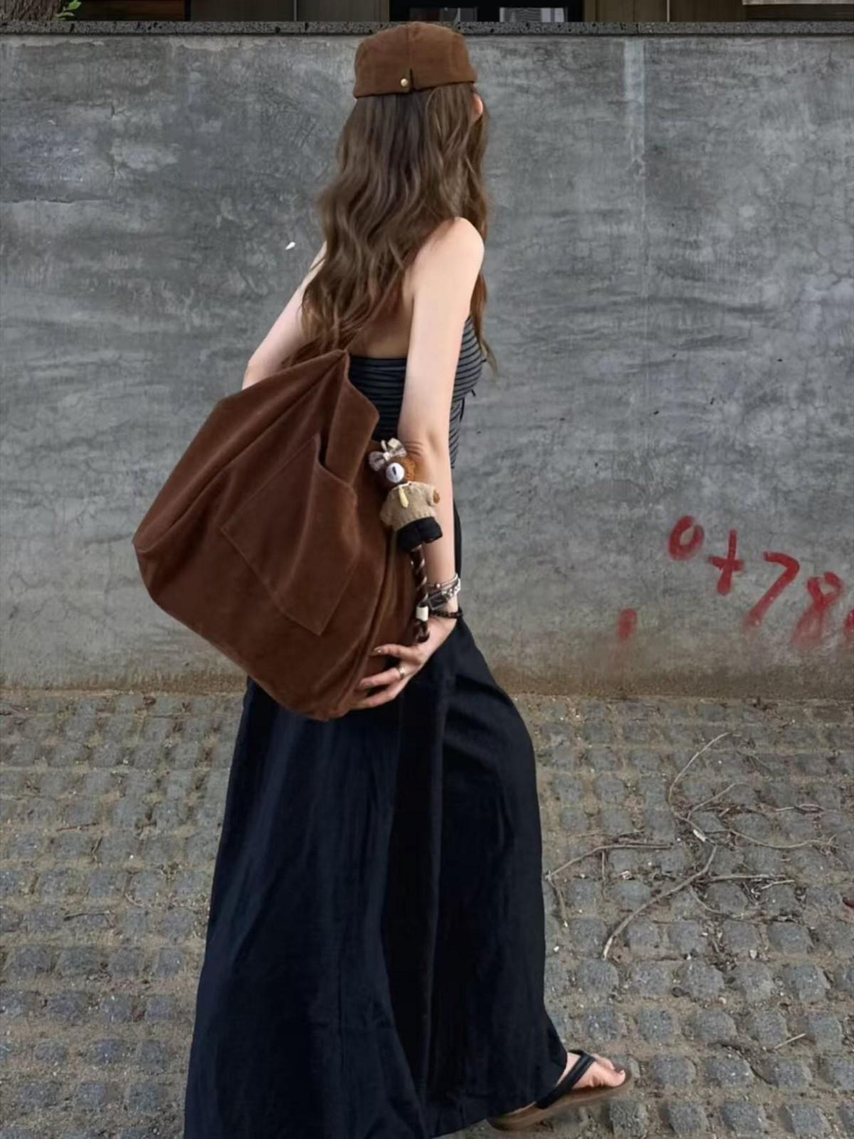 Autumn And Winter Niche Suede Design Tote Bag, Fashionable, Relaxed And Lazy, Large-Capacity Commuter Shoulder Bag.
Autumn And Winter Niche Suede Design Tote Bag, Fashionable, Relaxed And Lazy, Large-Capacity Commuter Shoulder Bag.