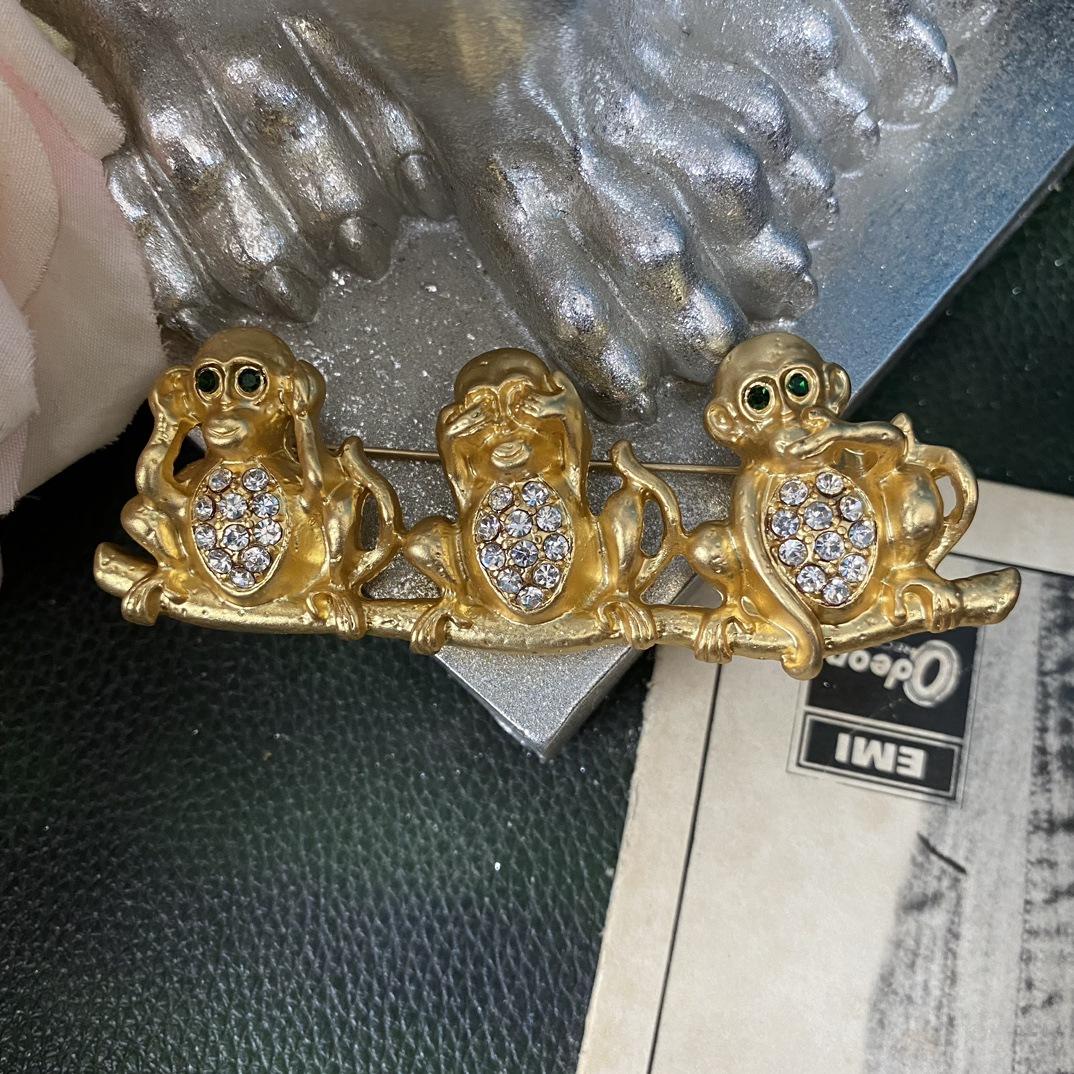 Women Men Fashion Exquisite Monkey Crystal Badges Brooch Vintage Middle Design Classic Animal Rhinestone Pin Accessories
Women Men Fashion Exquisite Monkey Crystal Badges Brooch Vintage Middle Design Classic Animal Rhinestone Pin Accessories